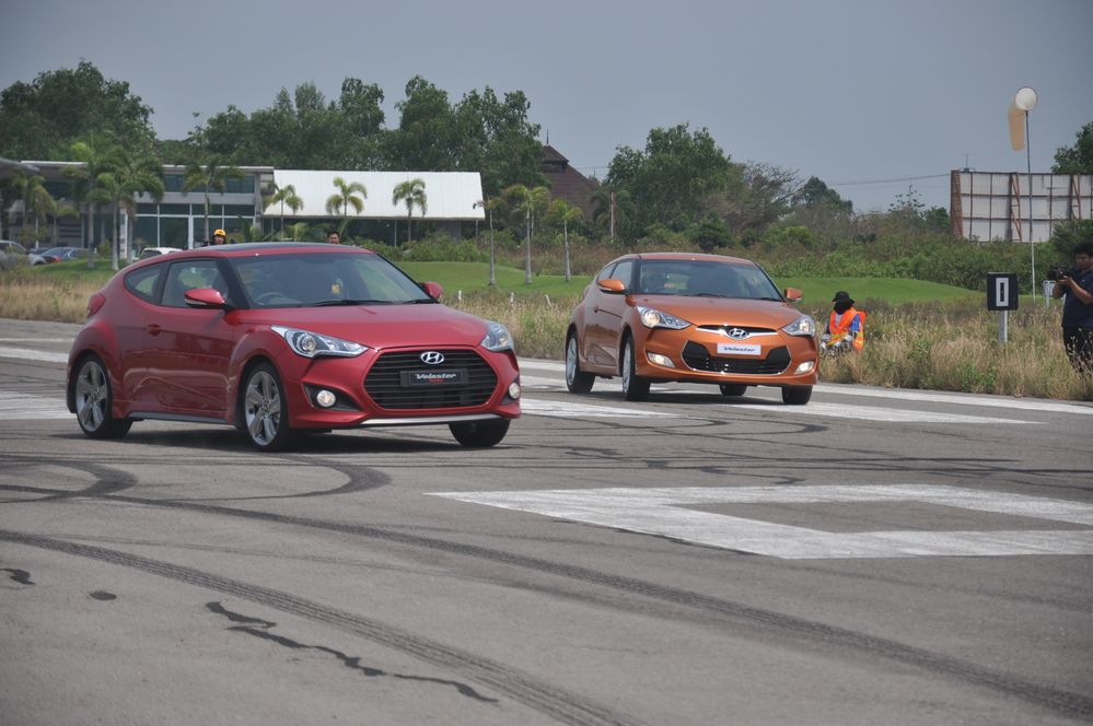 ทดลองขับ Hyundai Veloster และ Veloster Turbo สปอร์ตพรีเมี่ยมตัวใหม่ 1 รอบรันเวย์ สั้นๆ แต่ได้ใจความ