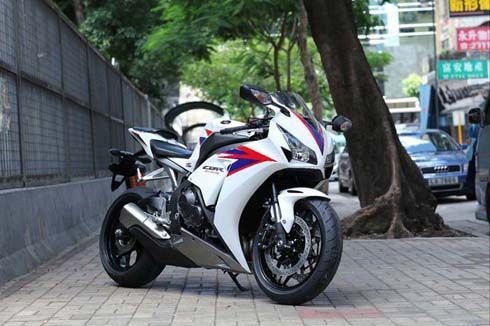 ชุดภาพไม่เป็นทางการ Honda CBR1000RR โฉมใหม่ปี 2012 ยังไม่มีอะไรน่าดึงดูด?!