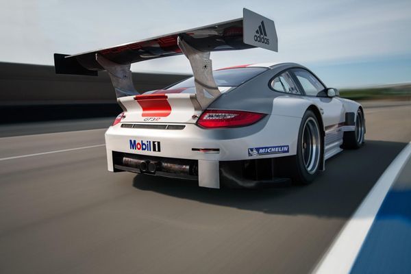 เผยโฉมซูเปอร์คาร์สายพันธุ์แข่ง Porsche 911 GT3 R 2013