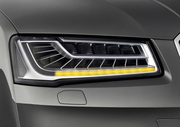 ล้ำอีก 2014 Audi A8 มาพร้อมไฟเลี้ยว LED แบบวิ่งตามทิศทาง