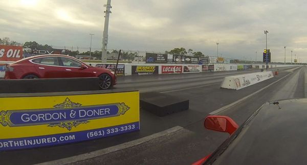 ชมคลิป Tesla Model S ฉีกควอเตอร์ไมล์ Chevrolet Corvette Stingray ดมฝุ่น