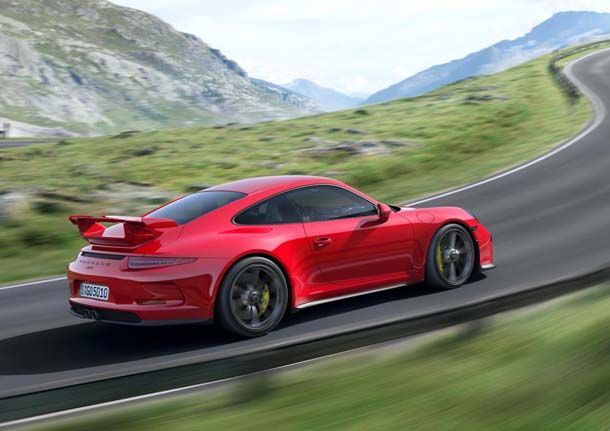 เปลือยเครื่องยนต์และแชสซีส์ 2014 Porsche 911 GT3 ผ่านวีดีโอล่าสุด