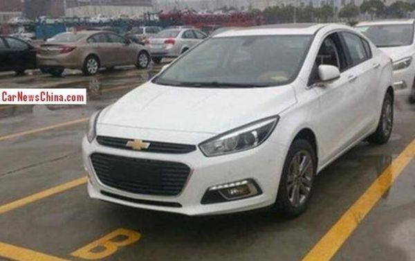 ชัวร์หรือมั่ว!? สปายช็อต 2015 Chevrolet Cruze รุ่นใหม่ตามเทรนด์กระจังหน้าไซส์ยักษ์