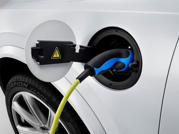 Volvo โวลั่น 2015 XC90 เป็นรถเอสยูวีที่ทรงพลังและสะอาดที่สุดเท่าที่โลกเคยมี