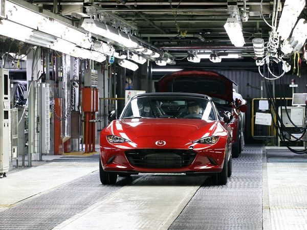ประหยัดและเร้าใจ 2016 Mazda MX-5 รุ่นเกียร์ธรรมดา กินน้ำมันน้อยกว่าเดิม 25%