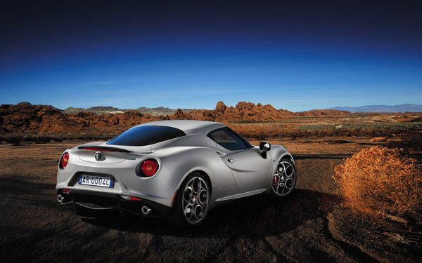 เปิดตัวแล้ว Alfa Romeo 4C Launch Edition รถสปอร์ตคูเป้สองที่นั่งหล่อเนี้ยบแบบอิตาเลียน