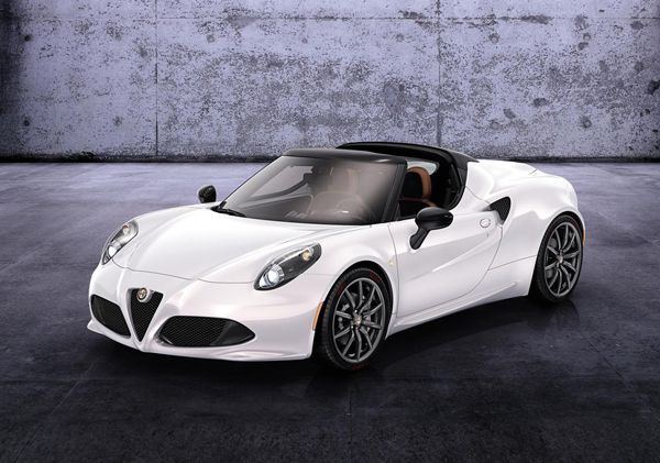 เปิดผ้าคลุม Alfa Romeo 4C Spider ว่าที่รถสปอร์ตเปิดประทุนขายปีหน้า