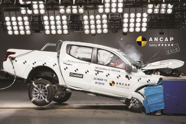 2015 Mitsubishi Triton คว้า 5 ดาวมาตรฐานความปลอดภัย ANCAP