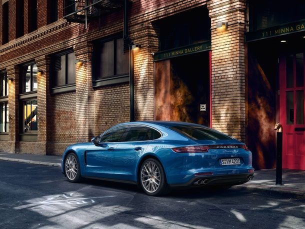 สุดเซ็ง! นักเตะลิเวอร์พูล ขับ Porsche Panamera Turbo หลงทางจนตกบ่อโคลน!
