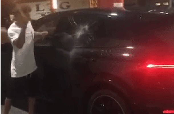 Andrea Iannone ทุบกระจก Porsche Cayenne หลังลืมกุญแจไว้ข้างในขณะแวะปั๊มน้ำมัน