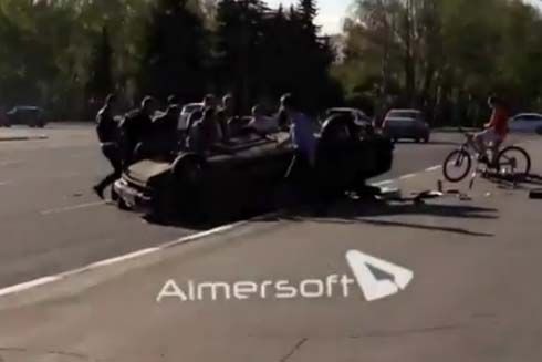 Audi R8 ยูเทิร์นชน Lada Samara พลิกคว่ำหงายท้อง ก่อนบึ่งหนีไปขณะชุลมุน