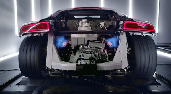 ชมกันเพลินๆ คลิปวีดีโอ Audi R8 V10 Plus เปลือยเครื่องยนต์พ่นไฟ