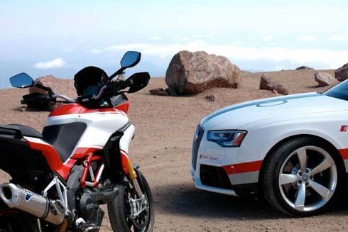 Audi RS5 และ Ducati Multistrada 1200S โชว์สมรรถนะ หลังปิดดีลธุรกิจ