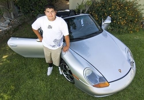 AutoSpinn Club: เด็กวัย 17 ปี ใช้เวลา 2 ปี เอามือถือเก่าๆแลกของจนได้ Porsche Boxster มาขับ