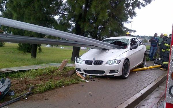 สยอง! BMW 335i หมุนเสียบราวเหล็กข้างทางแต่ปาฏิหาริย์ไร้คนเจ็บ