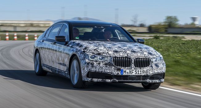 BMW ปล่อยทีเซอร์ 7-Series เจนเนอเรชั่นใหม่ใช้ระบบจอดอัตโนมัติควบคุมด้วยรีโมท