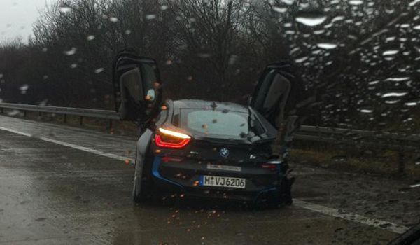 สุดเสียดาย BMW i8 หลุดชนขอบทางโดยนักขับทดสอบของบริษัท