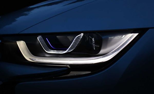 BMW i8 เตรียมใช้กรอบไฟหน้าเทคโนโลยี “Laser Light” เป็นรุ่นแรก