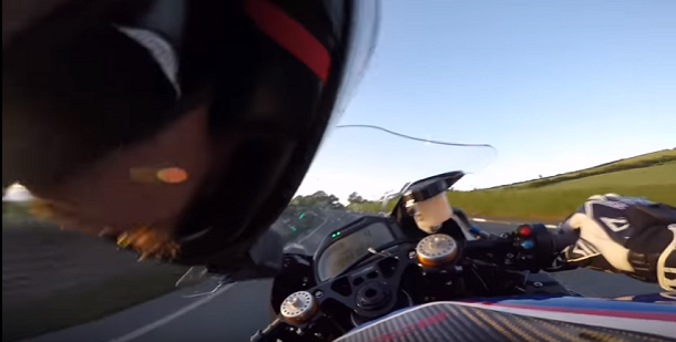 ชมคลิป 19 นาทีสุดเร้าใจ หวด BMW S1000RR HP4 Race รอบ Isle of Man