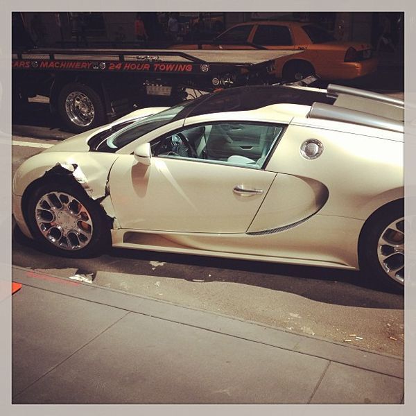 Bugatti Veyron แผลเหวอะ หลังถูกสิบล้อเฉี่ยว