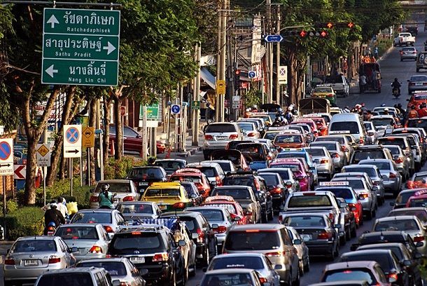 ผู้ว่า กทม. เสนอคนซื้อรถต้องมีที่จอดชัดเจน แนะประชาชนใช้ขนส่งมวลชนลดปัญหาจราจร