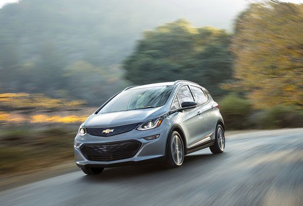 Chevrolet Bolt มาพร้อมระบบคืนพลังงานขณะเบรกด้วย “แป้นหลังพวงมาลัย”