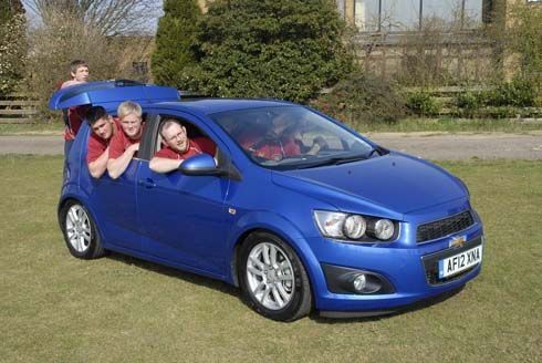 ทึ่ง! Chevrolet Sonic จุนักรักบี้ได้ 11 คน พิสูจน์แล้วในการแข่งขันสุดแปลกที่อังกฤษ
