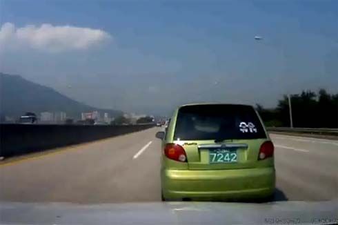 แค่สะกิด ทำ Daewoo Matiz หมุนเคว้ง ก่อนพลิกคว่ำกลางทางด่วนในเกาหลีใต้