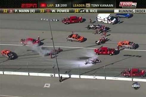 คลิปรถแข่งชนกัน 15 คันรวด คร่าชีวิต Dan Wheldon แชมป์ Indianapolis 500 2 สมัย
