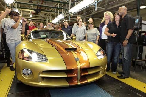 Dodge Viper ปี 2010 คันสุดท้าย เจนเนอเรชั่นล่าสุด ส่งมอบให้แฟนพันธุ์แท้ สะสมมากกว่า 40 คัน
