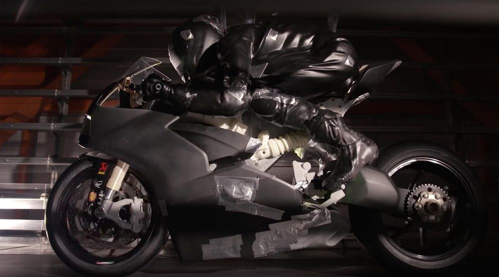 Ducati Panigale V4 กับแฟริ่งที่ถูกสร้างขึ้นเป็นหนึ่งเดียวกับลม