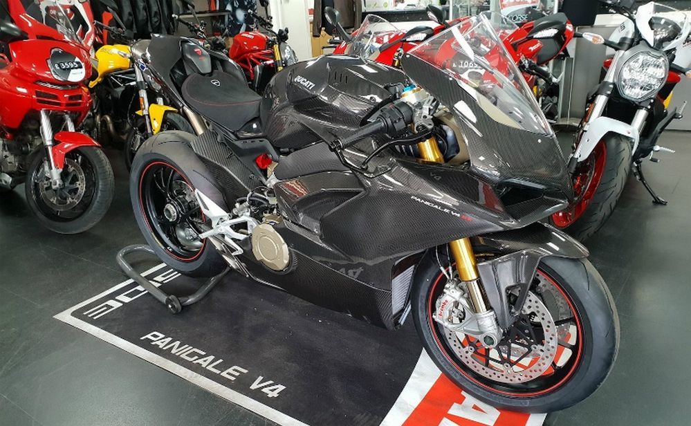 เผยโฉม Ducati Panigale V4 มาพร้อมแฟริ่งคาร์บอนรอบคัน