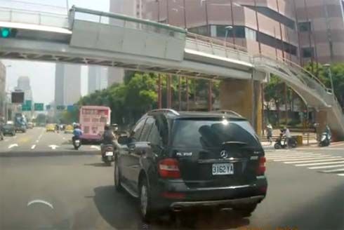 ได้แรงบันดาลใจ? หนุ่มจีนวิ่งไปบนถนน หวังสร้างสถานการณ์เรียกค่าเสียหาย