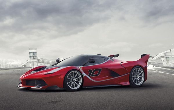 ชมคลิปกันเต็มตา Ferrari FXX K วาดลวดลายในสนามยาส มาริน่า