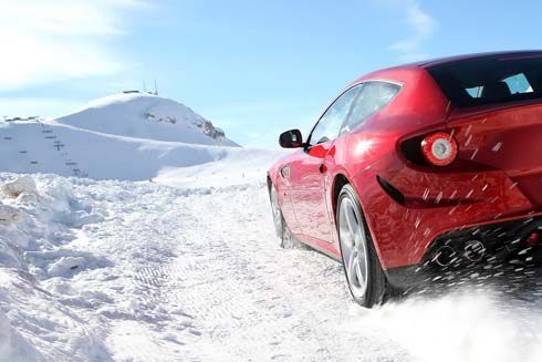 Ferrari ปล่อยภาพ FF ลั้นลาเริงร่าบนหิมะ ก่อนเปิดตัวที่ Geneva Motor Show
