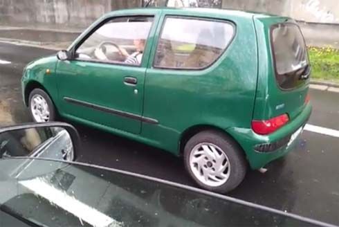 อะไรจะเกิดขึ้น เมื่อป้าเจ้าของ Fiat Cinquecento ลืมปลดเบรคมือก่อนขับรถ?!