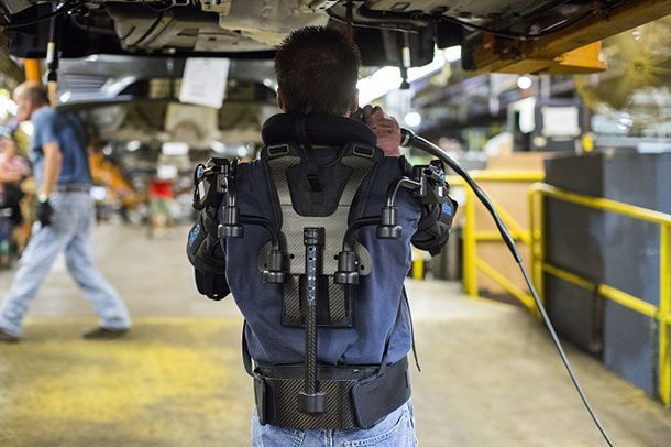 Ford นำเสนอ Exoskeleton เสื้อกั๊กหุ่นยนต์ช่วยผ่อนแรงพนักงานในสายการผลิต