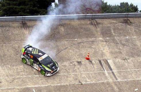 Ford Fiesta ดริฟท์โหด! ทะลุ 650 แรงม้า ทำมุม 51 องศากับพื้นโลกใน Gymkhana THREE