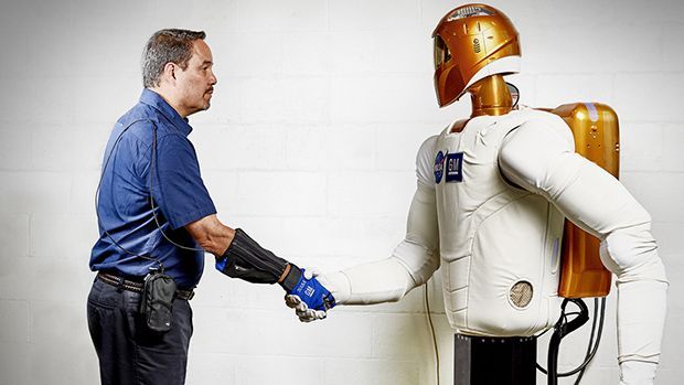 GM จับมือ NASA พัฒนาถุงมือช่วยพนักงานประกอบรถยนต์