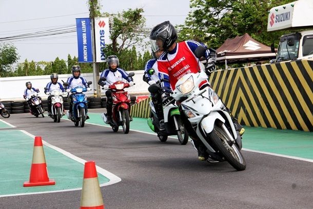 SUZUKI RIDING SCHOOL ครบวงจรทั้งสอนและสอบพร้อมหลักสูตรขั้นสูงสำหรับรถขนาใดหญ่ในที่เดียว
