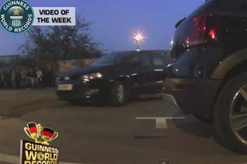 คลิปวิดีโอการทำสถิติ "การจอดรถที่ยากที่สุดในโลก" โดย Guinness World Records