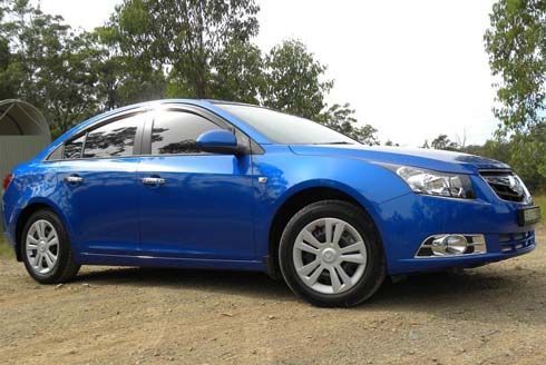 Holden Cruze สีฟ้าเข้ม Moroccan Blue แต่งสไตล์อนุรักษ์นิยมด้วยวัสดุโครเมี่ยม