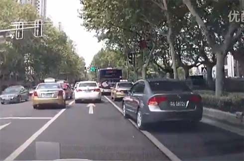 เมื่อ Honda Civic ปะทะ(ชน) Chevrolet Cruze ผลที่ได้ออกมาเป็นอย่างนี้!