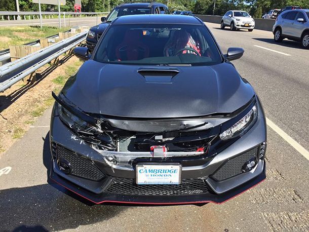 Honda Civic Type R ชนท้ายหน้าเยินหลังเพิ่งออกจากโชว์รูม