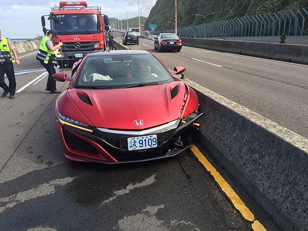 นักข่าวขับรถ Honda NSX เสยขอบทางในไต้หวัน อ้างถูก “ผึ้งต่อยคอ”