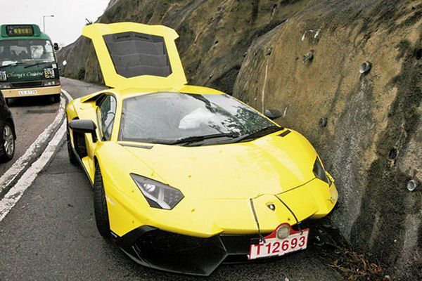 สุดแสนเสียดาย เศรษฐีฮ่องกงเอาไม่อยู่ Lamborghini Aventador เสยข้างทางพังยับ