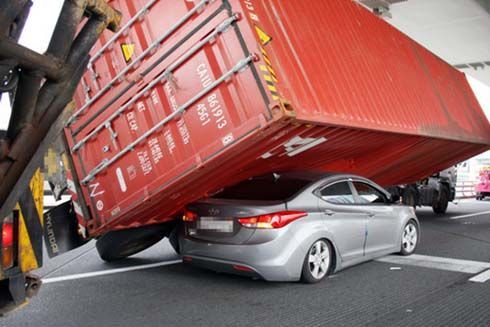 ไม่ได้ตั้งใจ! Hyundai Elantra โหลดเตี้ยสไตล์ Low Rider ด้วยตู้คอนเทนเนอร์