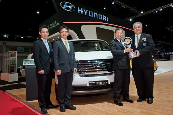 Hyundai Grand Starex Premium คว้ารางวัล “Best MPV” ในงาน Car of the Year 2013