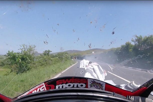 ชมนักแข่ง Isle of Man TT ล้มกลิ้งกลางถนนจนเกือบโดนคันหลังสอยจนเหลือแต่ชื่อ