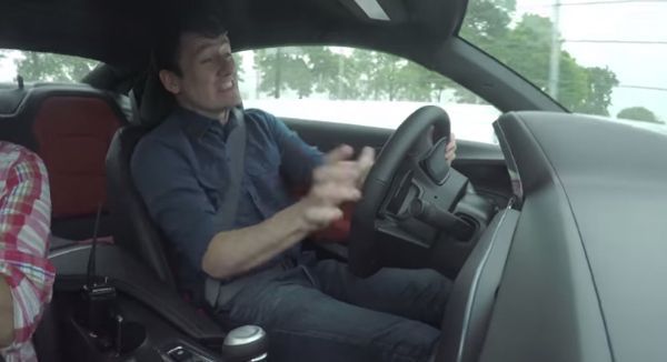 นักข่าวขับ Chevrolet Camaro ชนยับ GM เชิญออกจากงานทดสอบทันที